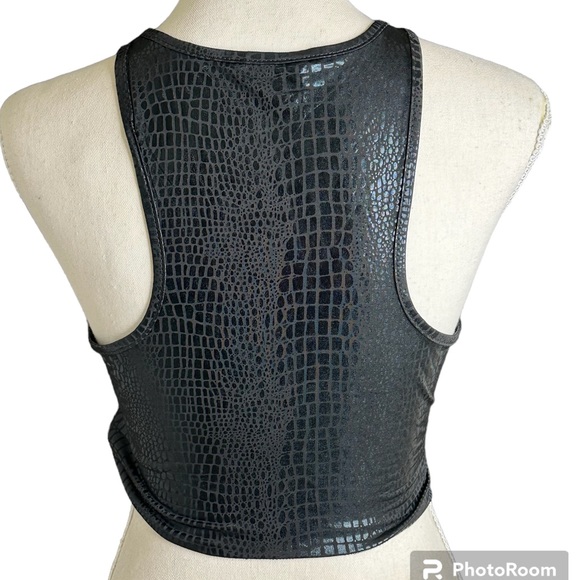 Reptile texture halter crop top - Picture 2 of 7